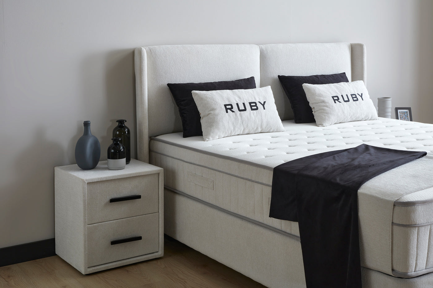 RUBY Boxspringbett Stauraum Bettkasten Samtstoff Weiß Boxbett von ABC Bedding | ruby-boxspringbett-stauraum-bettkasten-webstoff-hellgrau-boxbett | Mit Bettkasten