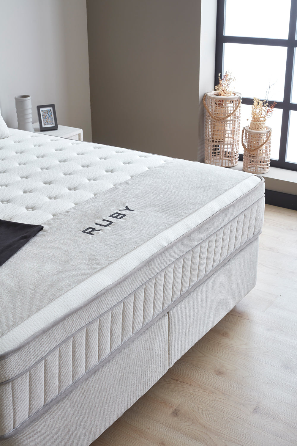 RUBY Boxspringbett Stauraum Bettkasten Samtstoff Weiß Boxbett von ABC Bedding | ruby-boxspringbett-stauraum-bettkasten-webstoff-hellgrau-boxbett | Mit Bettkasten