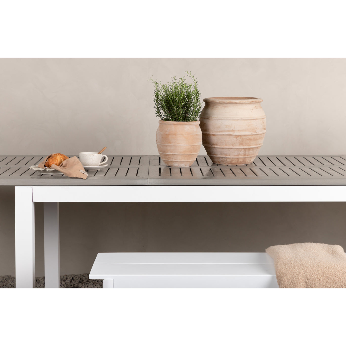 Alamea Tisch – 224/324 – Weiß/Grau